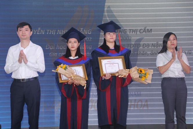 Phần thưởng bất ngờ dành cho cô thủ khoa người H'rê Đinh Thị Huệ - ảnh 8