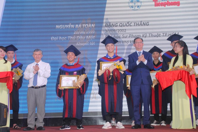 Phần thưởng bất ngờ dành cho cô thủ khoa người H'rê Đinh Thị Huệ - ảnh 9