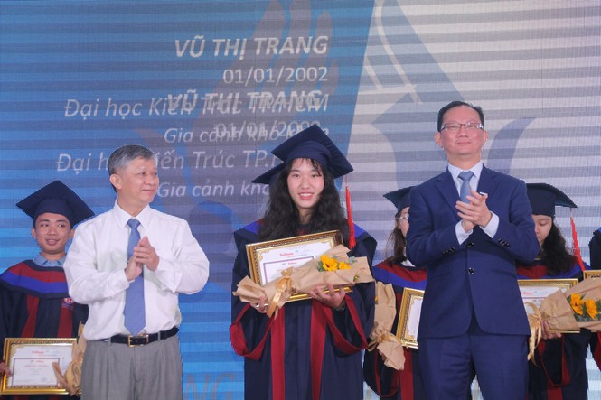 Phần thưởng bất ngờ dành cho cô thủ khoa người H'rê Đinh Thị Huệ - ảnh 6