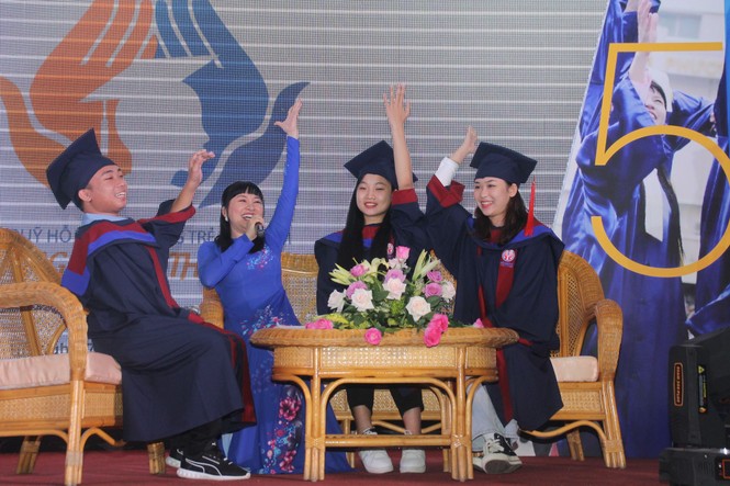 Phần thưởng bất ngờ dành cho cô thủ khoa người H'rê Đinh Thị Huệ - ảnh 2