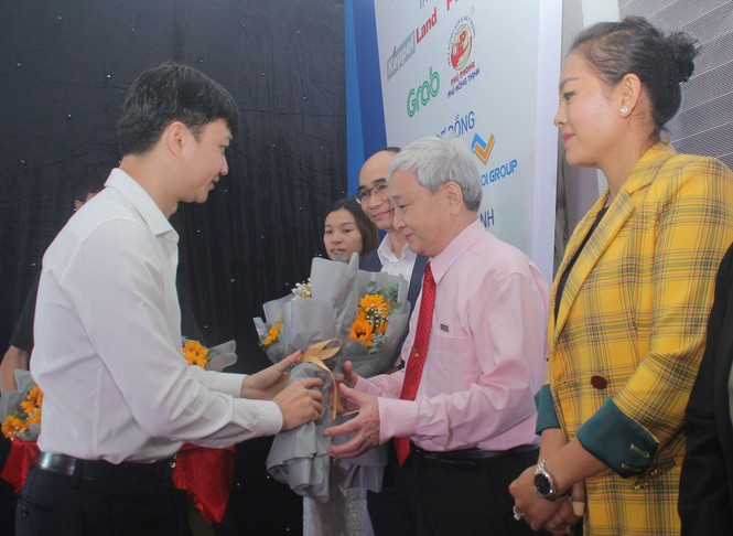 Trân quý các bạn sinh viên không đầu hàng nghịch cảnh - ảnh 7