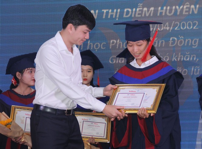 Phần thưởng bất ngờ dành cho cô thủ khoa người H'rê Đinh Thị Huệ - ảnh 7