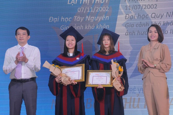 Phần thưởng bất ngờ dành cho cô thủ khoa người H'rê Đinh Thị Huệ - ảnh 12