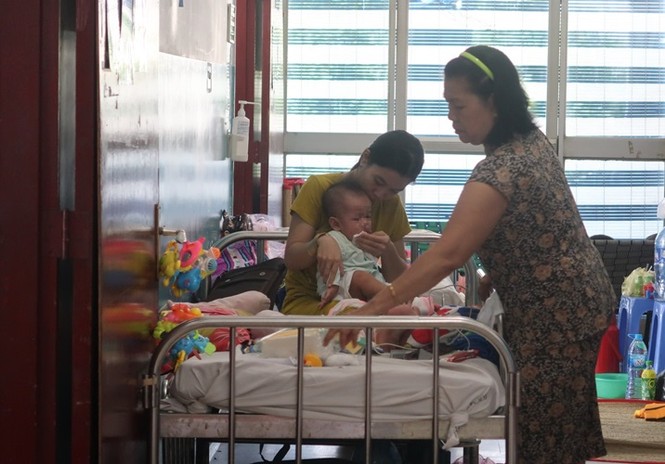 Sởi bùng phát tại TPHCM: Người lớn, trẻ nhỏ ùn ùn nhập viện - ảnh 4