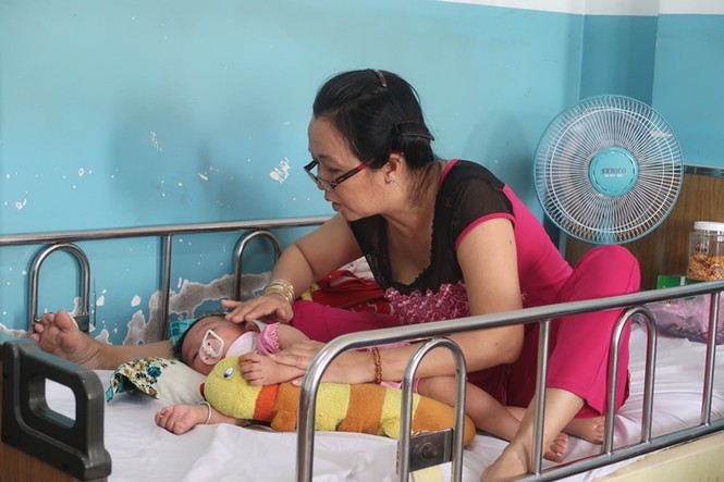 Sởi bùng phát tại TPHCM: Người lớn, trẻ nhỏ ùn ùn nhập viện - ảnh 2