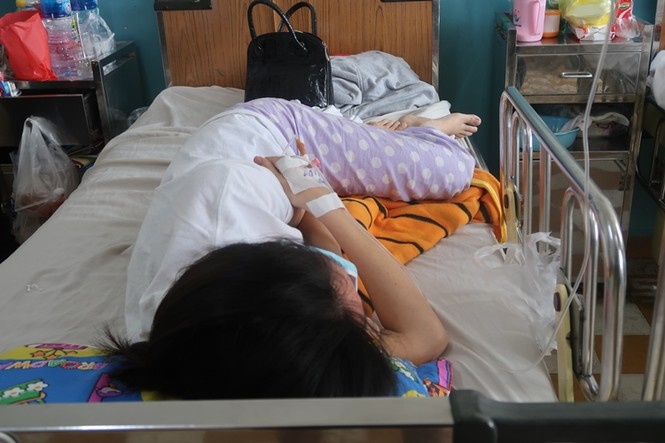 Sởi bùng phát tại TPHCM: Người lớn, trẻ nhỏ ùn ùn nhập viện - ảnh 7