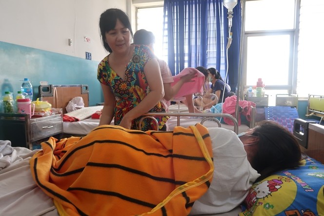 Sởi bùng phát tại TPHCM: Người lớn, trẻ nhỏ ùn ùn nhập viện - ảnh 8