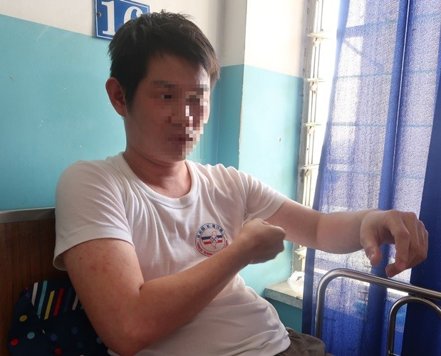 Sởi bùng phát tại TPHCM: Người lớn, trẻ nhỏ ùn ùn nhập viện - ảnh 6