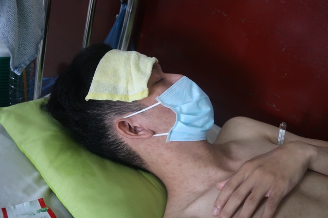 Sởi bùng phát tại TPHCM: Người lớn, trẻ nhỏ ùn ùn nhập viện - ảnh 9