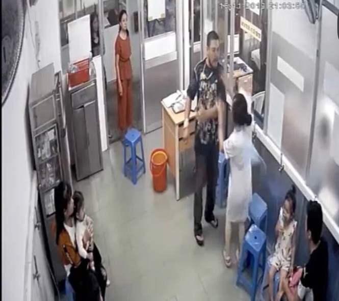 Vụ nữ điều dưỡng bị đánh gãy quai hàm: Vợ đối tượng đã bị đình chỉ công tác - ảnh 1