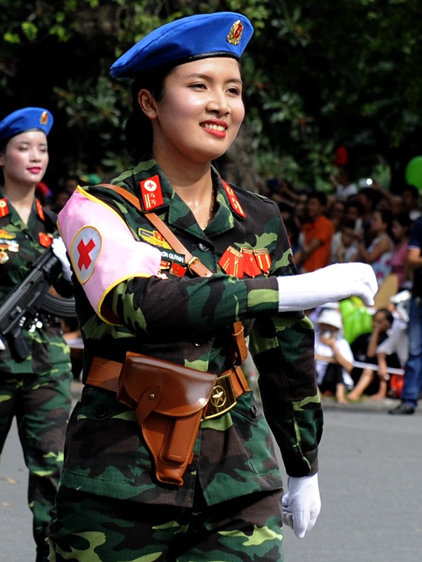 Cận cảnh nhan sắc nữ sĩ quan quân y gây 'sốt' mạng - ảnh 4