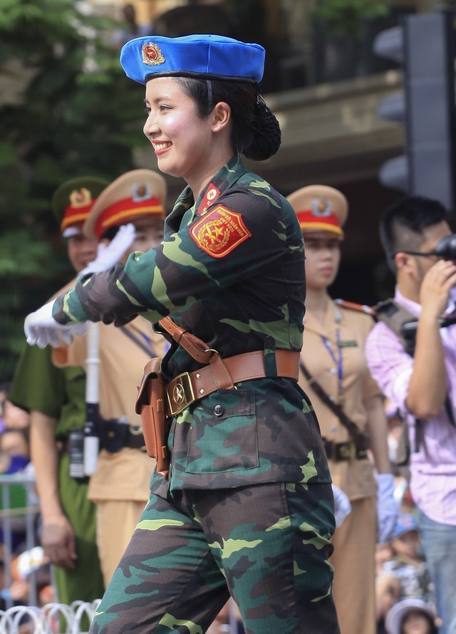 Cận cảnh nhan sắc nữ sĩ quan quân y gây 'sốt' mạng - ảnh 7