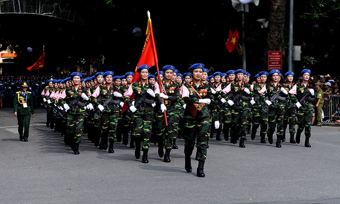 Cận cảnh nhan sắc nữ sĩ quan quân y gây 'sốt' mạng - ảnh 1