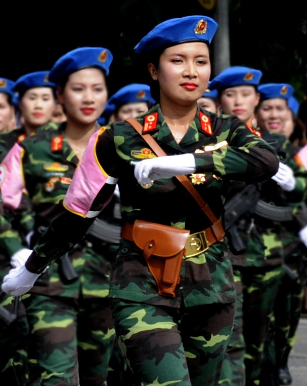 Cận cảnh nhan sắc nữ sĩ quan quân y gây 'sốt' mạng - ảnh 3
