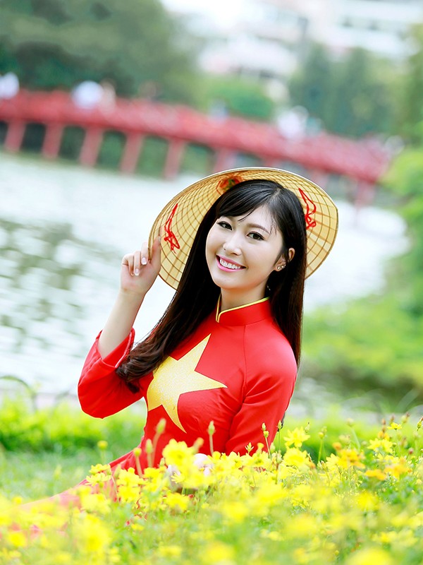 Nữ sinh Hà thành duyên dáng với áo dài cờ đỏ sao vàng - ảnh 13