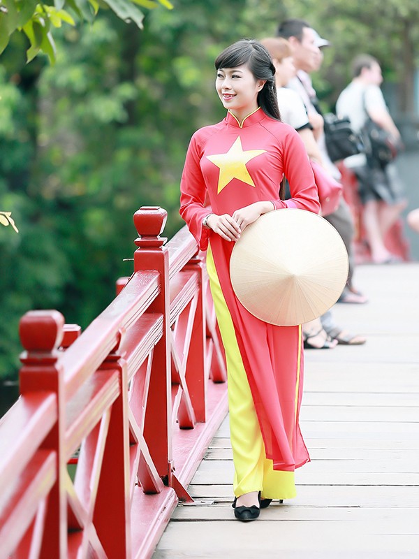 Nữ sinh Hà thành duyên dáng với áo dài cờ đỏ sao vàng - ảnh 8
