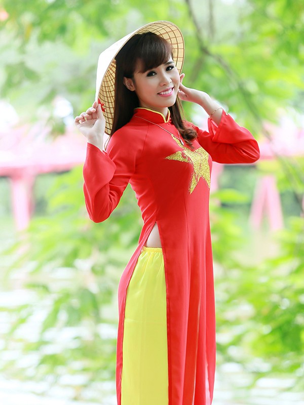 Nữ sinh Hà thành duyên dáng với áo dài cờ đỏ sao vàng - ảnh 12