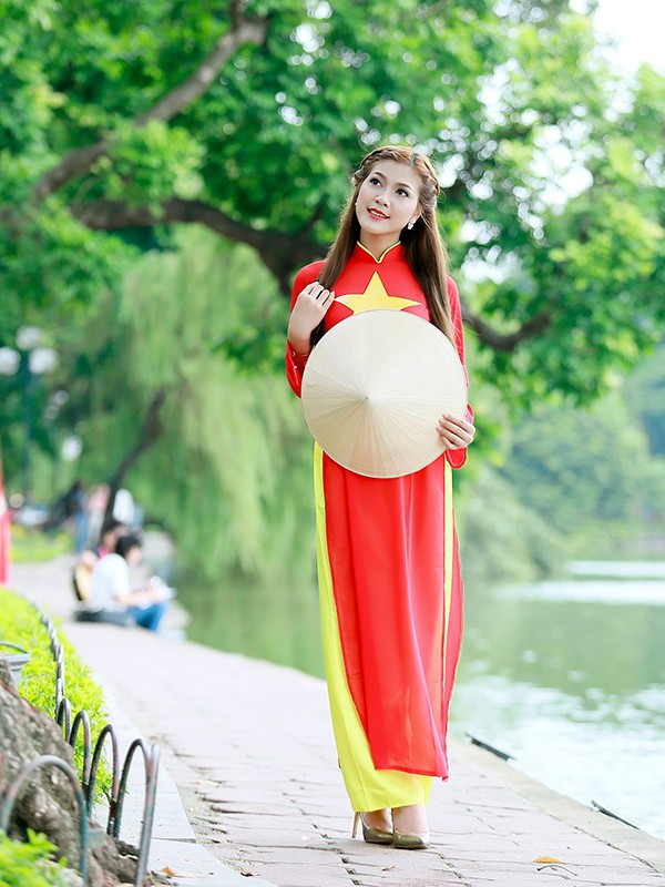 Nữ sinh Hà thành duyên dáng với áo dài cờ đỏ sao vàng - ảnh 7