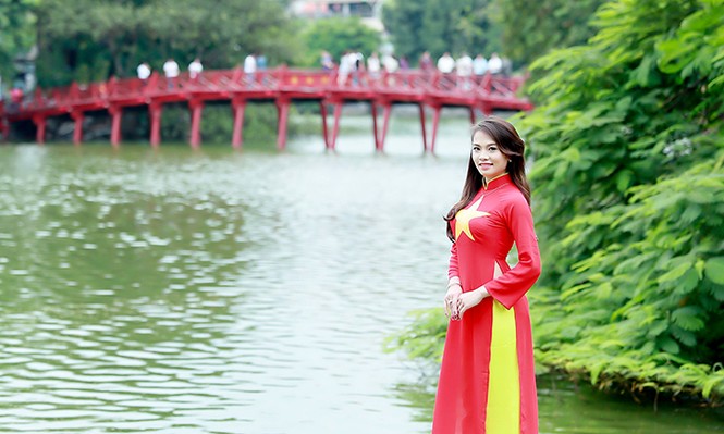 Nữ sinh Hà thành duyên dáng với áo dài cờ đỏ sao vàng - ảnh 10