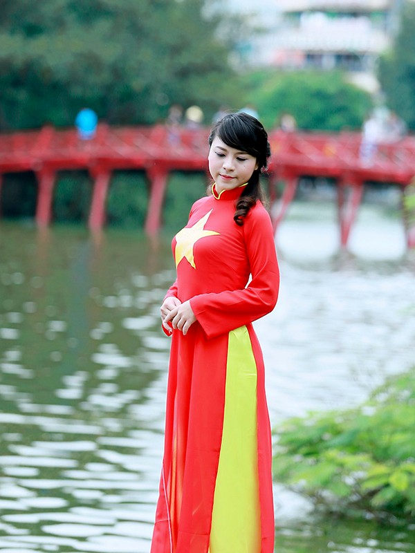 Nữ sinh Hà thành duyên dáng với áo dài cờ đỏ sao vàng - ảnh 14