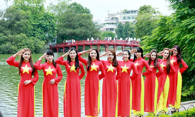 Nữ sinh Hà thành duyên dáng với áo dài cờ đỏ sao vàng - ảnh 3