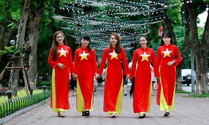 Nữ sinh Hà thành duyên dáng với áo dài cờ đỏ sao vàng - ảnh 4