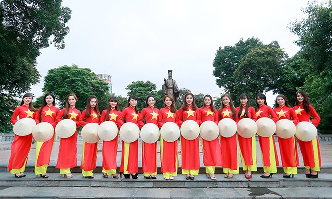Nữ sinh Hà thành duyên dáng với áo dài cờ đỏ sao vàng - ảnh 2