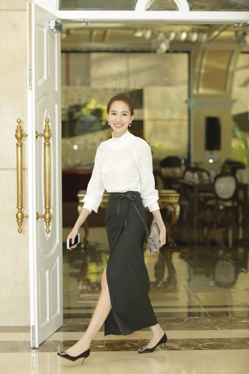 Hoa hậu Đặng Thu Thảo hướng dẫn thí sinh luyện cười - ảnh 1
