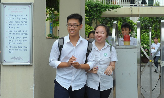 Kết thúc thi tổ hợp tự nhiên: Thí sinh cười tươi dù than đề khó - ảnh 3