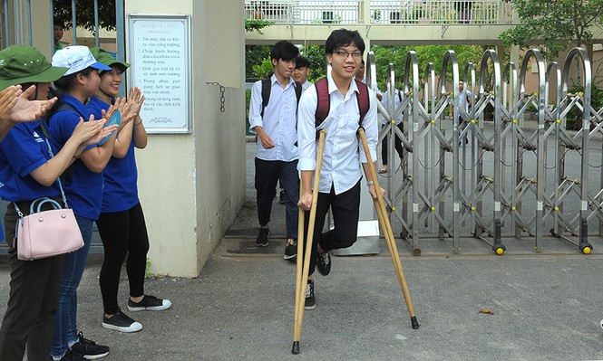 Kết thúc thi tổ hợp tự nhiên: Thí sinh cười tươi dù than đề khó - ảnh 4
