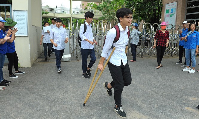 Kết thúc thi tổ hợp tự nhiên: Thí sinh cười tươi dù than đề khó - ảnh 5