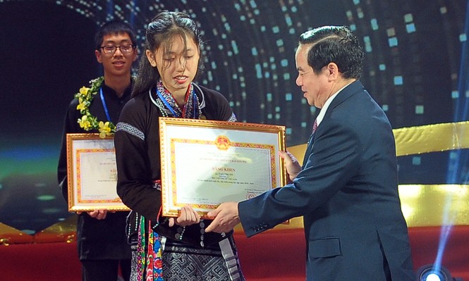 Cánh cửa đại học đã mở với nữ sinh ước 'còn bố mẹ để gọi điện về nhà' - ảnh 1