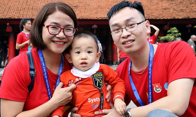 Đoàn Trí thức trẻ Việt Nam toàn cầu 2019 xuất hiện thành viên... nằm xe nôi - ảnh 2
