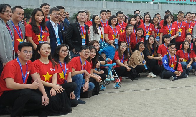 Đoàn Trí thức trẻ Việt Nam toàn cầu 2019 xuất hiện thành viên... nằm xe nôi - ảnh 1