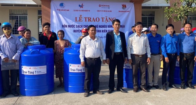 Tặng bồn chứa nước cho người dân vùng hạn mặn - ảnh 2