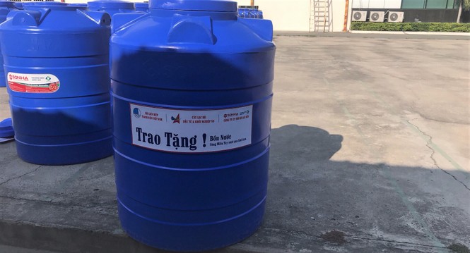Tặng bồn chứa nước cho người dân vùng hạn mặn - ảnh 1