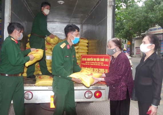 Rưng rưng quà quyên góp từ mẹ Việt Nam anh hùng, tuổi cao tinh thần chống dịch càng cao - ảnh 1