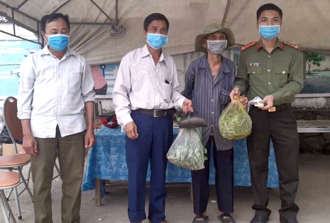 Rưng rưng quà quyên góp từ mẹ Việt Nam anh hùng, tuổi cao tinh thần chống dịch càng cao - ảnh 2