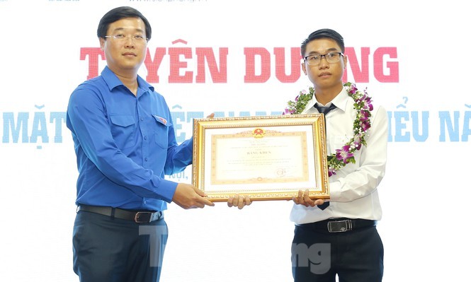 'Hiệp sĩ bóng đêm' những ngày cách ly toàn xã hội phòng dịch COVID-19 - ảnh 1