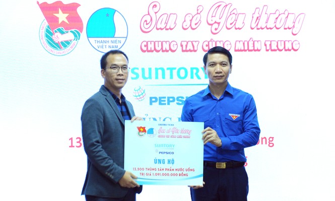 T.Ư Đoàn quyên góp hơn 20 tỉ đồng hỗ trợ đồng bào miền Trung bị lũ lụt - ảnh 4