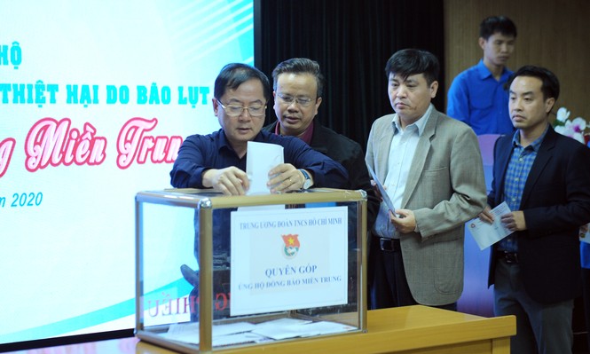 T.Ư Đoàn quyên góp hơn 20 tỉ đồng hỗ trợ đồng bào miền Trung bị lũ lụt - ảnh 2