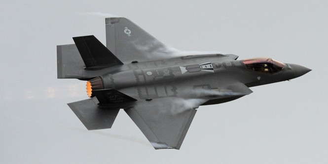 Nhật Bản đã tìm thấy xác tiêm kích F-35A bị rơi? - ảnh 1