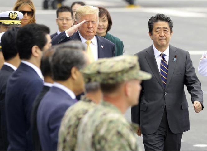 Ông Trump thăm chiến hạm lớn nhất của Nhật, người Trung Quốc 'sốt vó' - ảnh 2