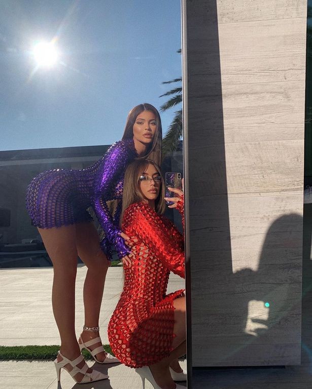 Tỷ phú 9x Kylie Jenner diện đồ outfit bốc lửa cùng bạn thân Stassie như 2 chị em sinh đôi - ảnh 2