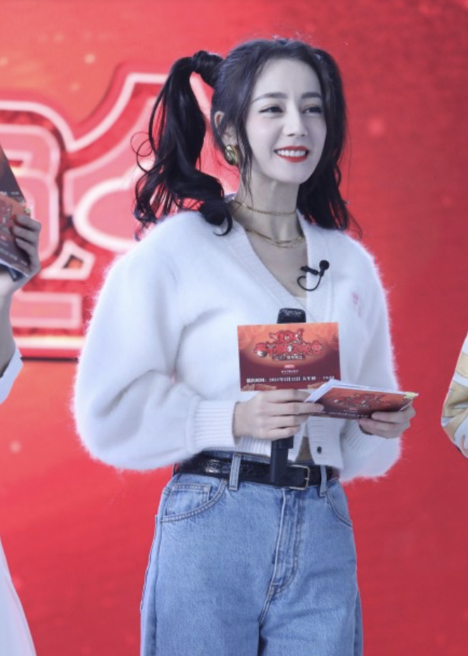 Vương Nhất Bác phủ nhận tin đồn hẹn hò; Địch Lệ Nhiệt Ba rạng ngời bất chấp scandal - ảnh 1