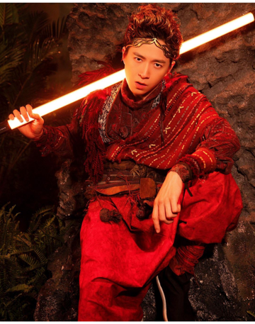 Á hậu Thúy Vân khoe