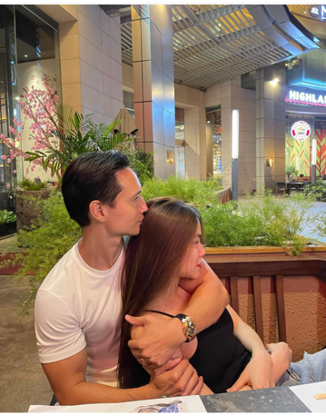 Á hậu Thúy Vân khoe