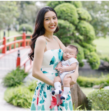 Á hậu Thúy Vân khoe