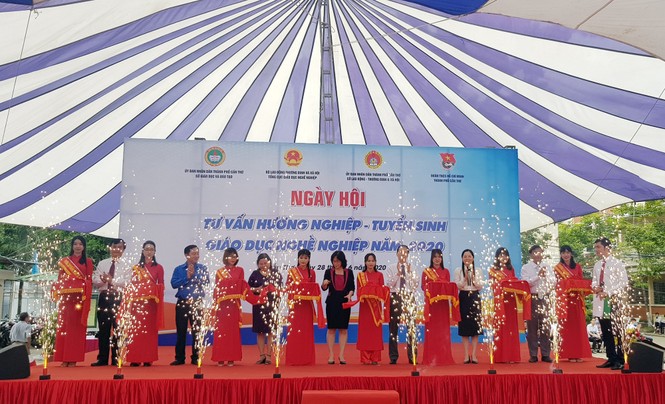 Sôi động Ngày hội Tư vấn hướng nghiệp dành cho học sinh - ảnh 1