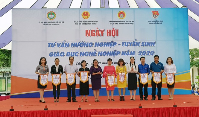 Sôi động Ngày hội Tư vấn hướng nghiệp dành cho học sinh - ảnh 3